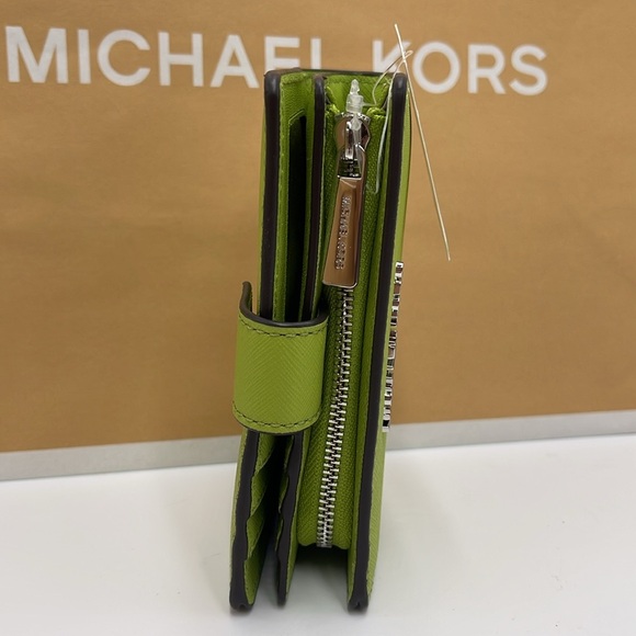 Michael Kors Medium Saffiano Leather Wallet
Lime
NWT - Picture 13 of 16